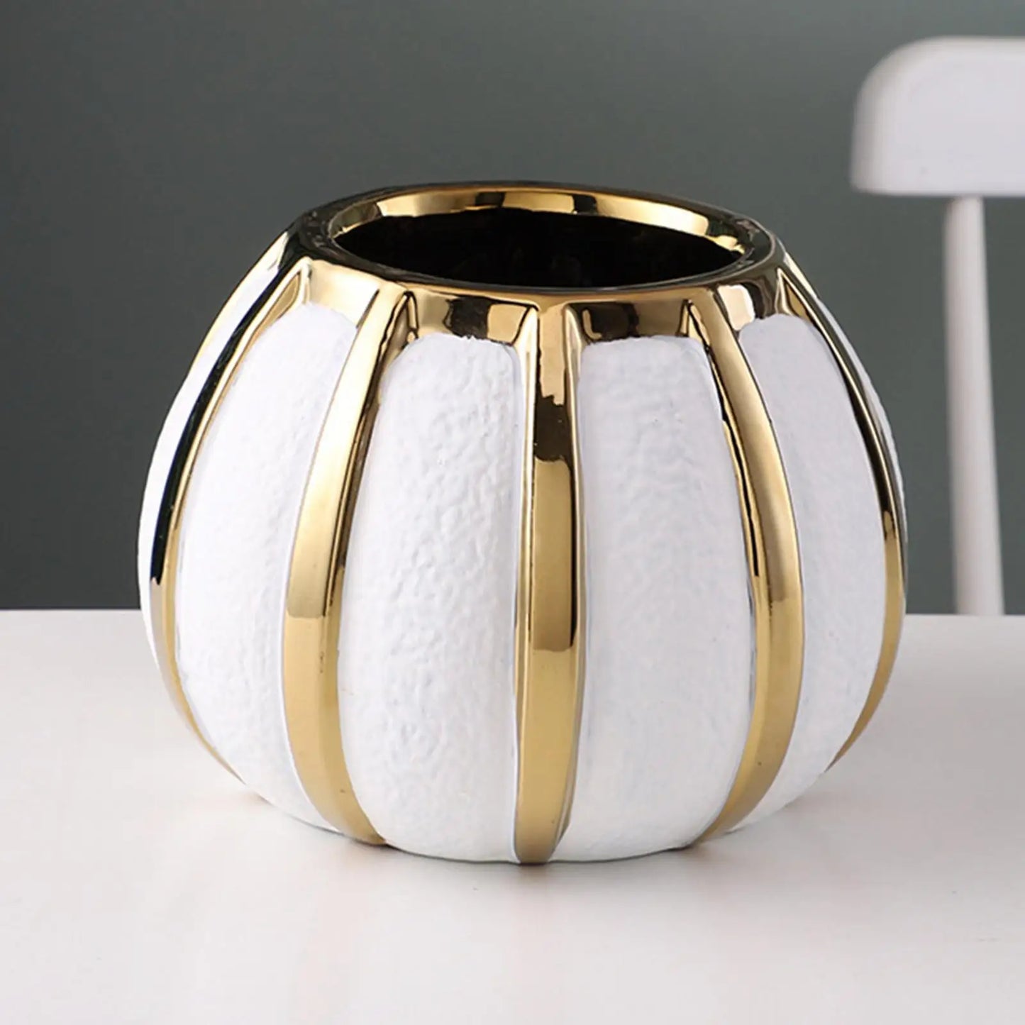 Elegant White and Gold Ceramic Vase Treasures – Light Luxury Tabletop Flower Pot for Wedding and Dining Room Decoration