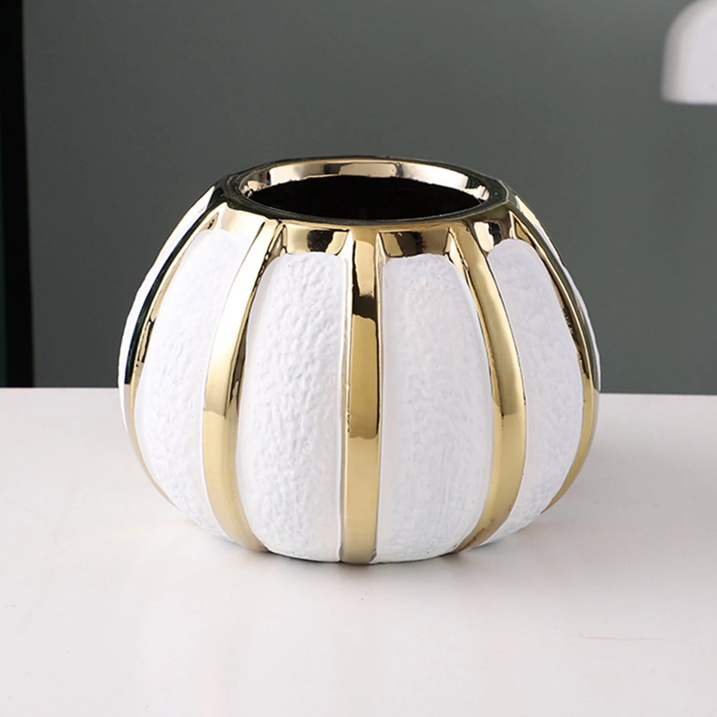 Elegant White and Gold Ceramic Vase Treasures – Light Luxury Tabletop Flower Pot for Wedding and Dining Room Decoration